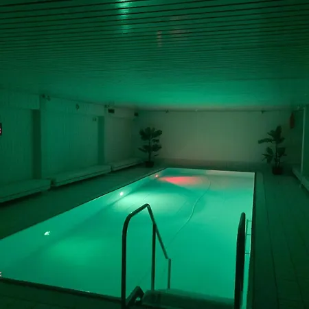 Apartment Bright Designer With Pool Table & 2 Balconies