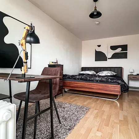 Apartment Bright Designer With Pool Table & 2 Balconies *